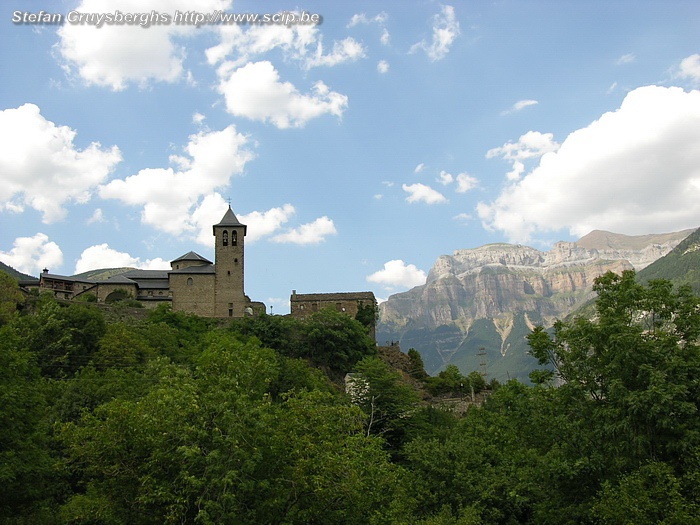 Torla De middeleeuwse torens van het kleine stadje Torla met achteraan de fantastische bergen van het Ordesa Nationaal Park. Stefan Cruysberghs